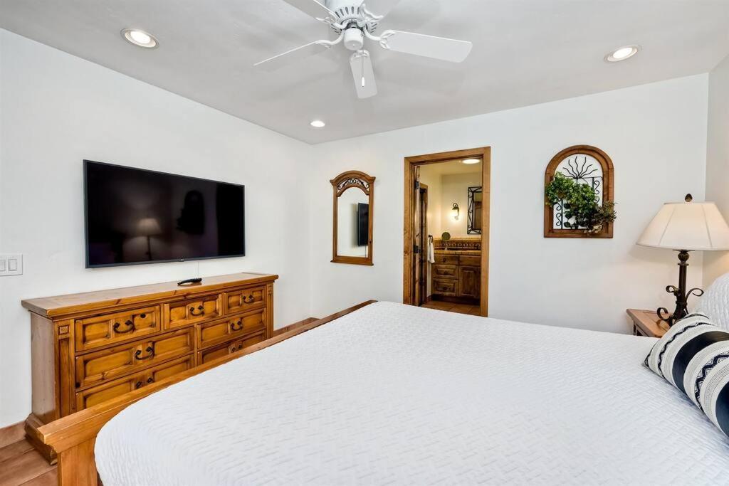 Great Group Retreat! Hacienda Decor, Spacious Floor Plan, Private Backyard 卡尔斯巴德 外观 照片