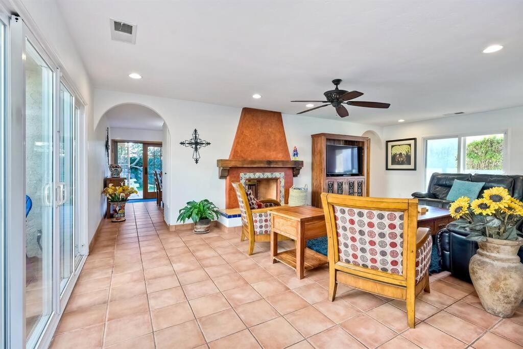 Great Group Retreat! Hacienda Decor, Spacious Floor Plan, Private Backyard 卡尔斯巴德 外观 照片